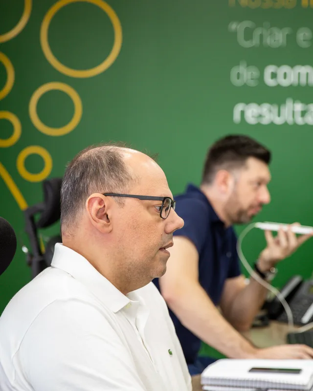 Brokers da Moema em atendimento na mesa de operações