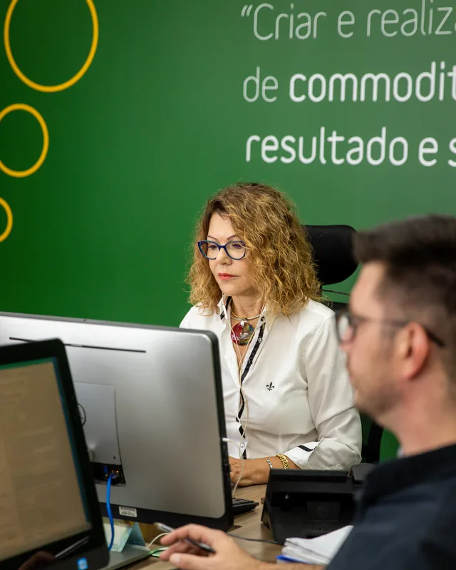 Equipe da Moema acompanhando o mercado em tempo real
